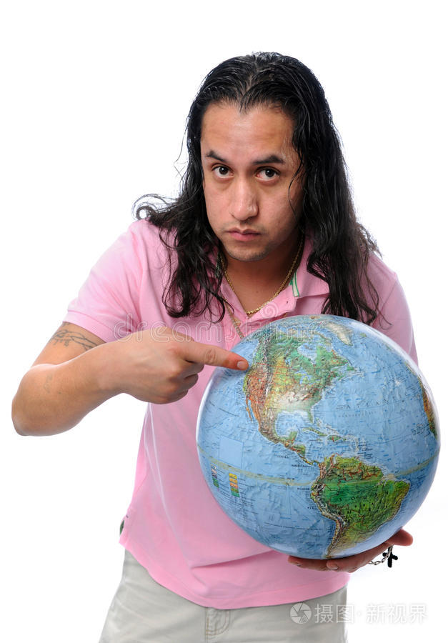 西班牙裔男子指着地球