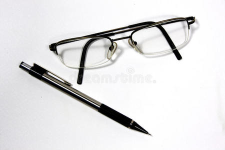 眼镜和笔