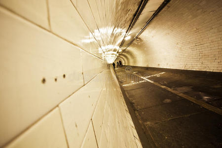 泰晤士河下隧道照片