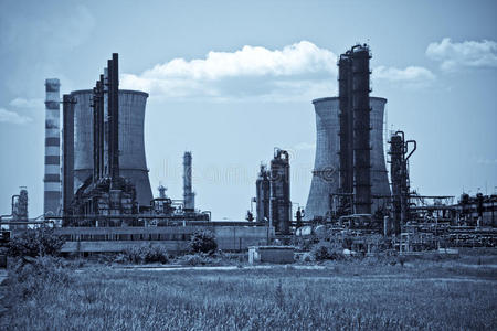 炼油厂的工业塔