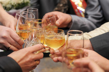 喝酒干杯图片