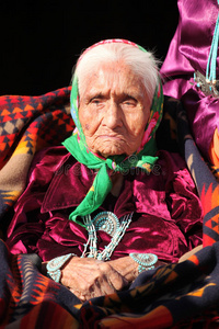 英明的纳瓦霍老人佩戴传统首饰