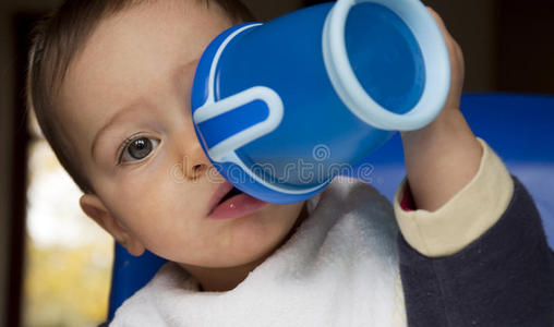 婴儿饮酒图片