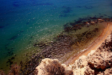 野生海岸和透明结晶海水