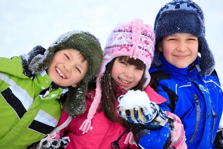 快乐的孩子们在雪地里玩耍