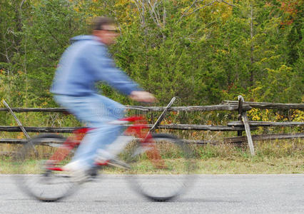 在乡间小路上骑自行车的人图片