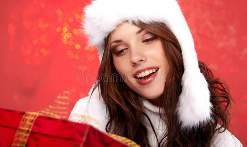 女孩微笑着拿着礼物打包