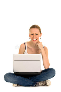 坐在笔记本电脑旁的少女