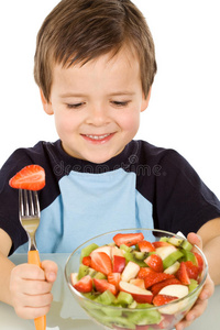 男孩要吃一大碗新鲜水果沙拉