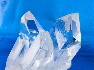 石英晶体石英各种岩石晶体美丽的女人手与完美的紫色指甲抛光白色木质