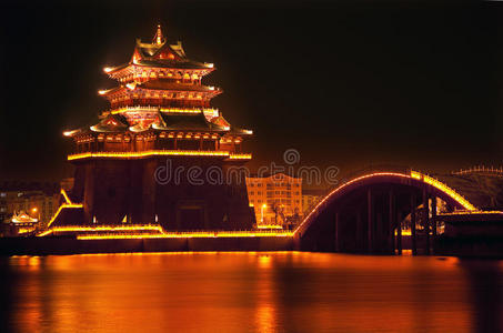 中国开封金明湖古庙之夜