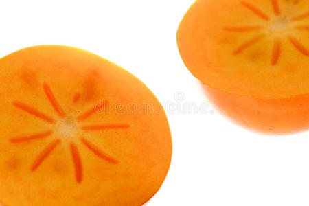 白色背景下分离的橙色成熟柿子