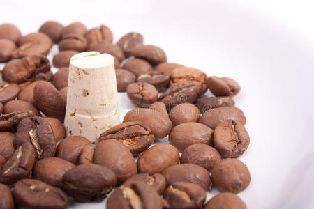 咖啡豆环绕的软木塞图片