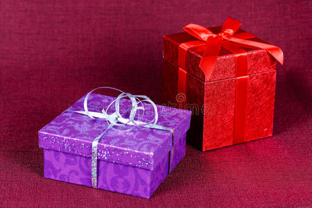 礼品盒，带红丝带，红色纺织品背面