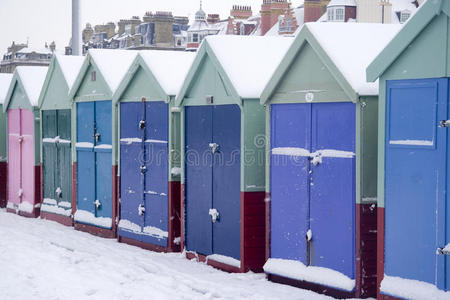 雪地里的海滩小屋