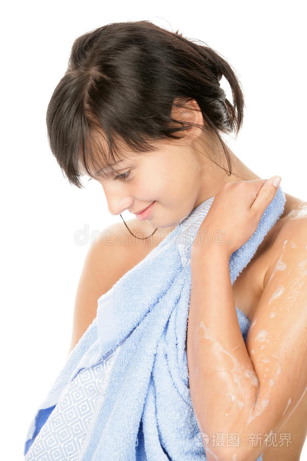 女人用毛巾擦干身体