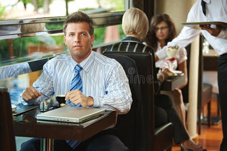 坐在咖啡馆里的商人