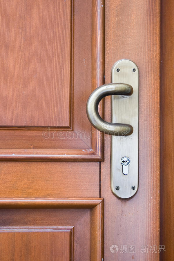 木门紧闭棕色