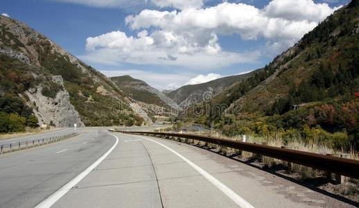 穿过普罗沃峡谷的道路