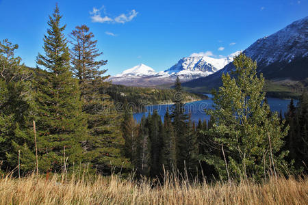 加拿大的深蓝色冷湖和雪山