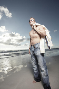海滩上的男人形象图片