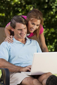 幸福男女夫妻用笔记本电脑图片