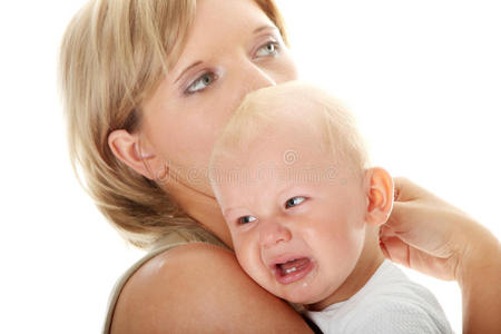 母亲抱着哭闹的婴儿与世隔绝