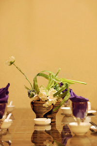桌上的餐具和装饰品
