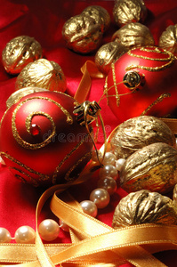 红色圣诞球和金色核桃图片