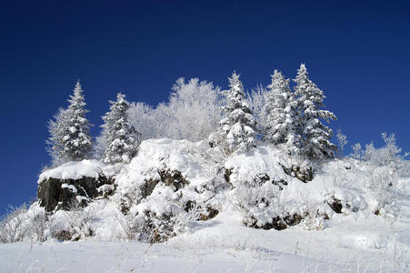 白雪覆盖的山峰