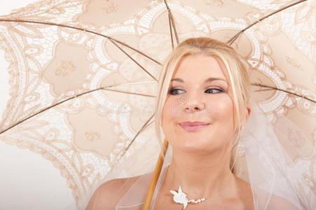 年轻漂亮的新娘带着雨伞参加婚礼
