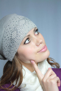 戴冬帽的蓝眼睛棕色头发的女人图片