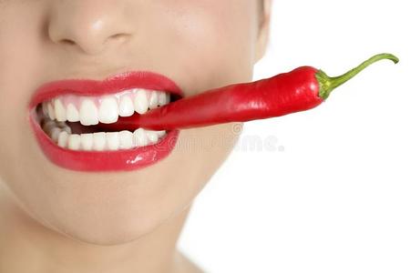 美女牙齿吃红辣椒