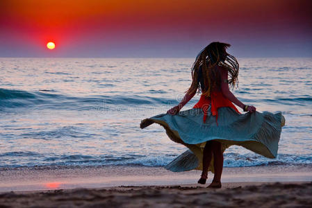海边跳舞图片