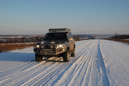 冬季道路，4x4车