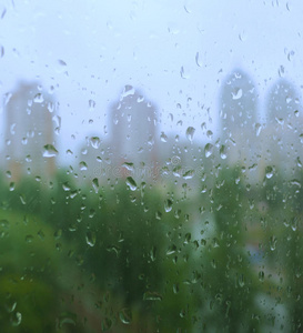 雨点落在窗户上