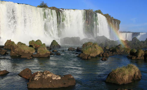 带彩虹和岩石的伊加西瀑布
