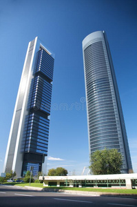 两座摩天大楼