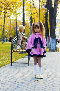 秋天公园里漂亮的小女孩。