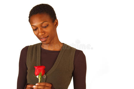 非洲裔美国妇女捧着一朵红玫瑰