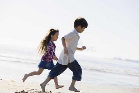 孩子们在沙滩上跑步