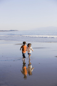 孩子们在沙滩上奔跑