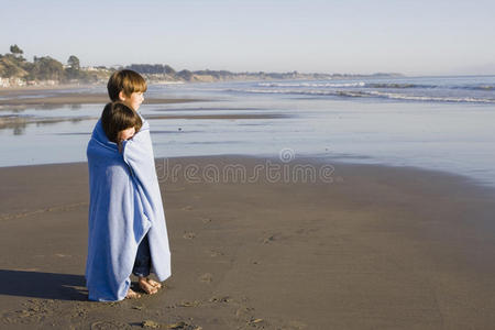 海滩上穿着毛毯的孩子们