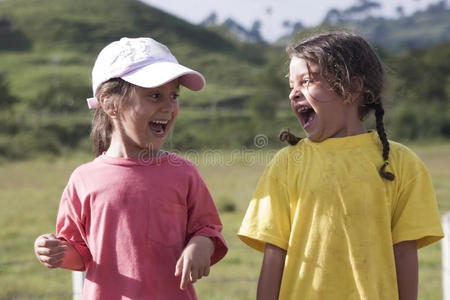 好朋友三个好朋友在音乐节年轻女孩亲吻了她的好朋友的狗朋友在一家