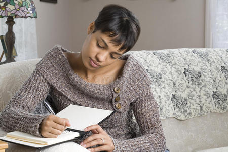 女青年写书照片