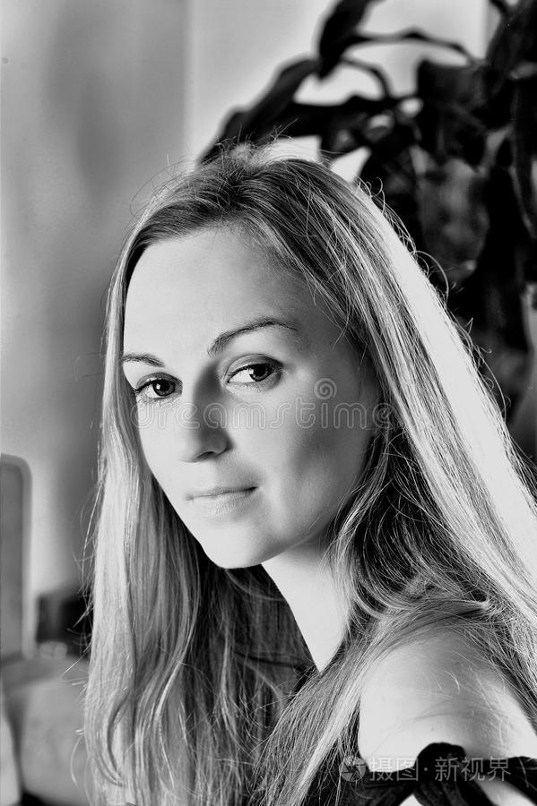 神秘的微笑黑白