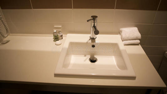 带洗手盆的浴室，与家庭酒店相关