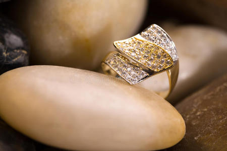 漂亮的金戒指。