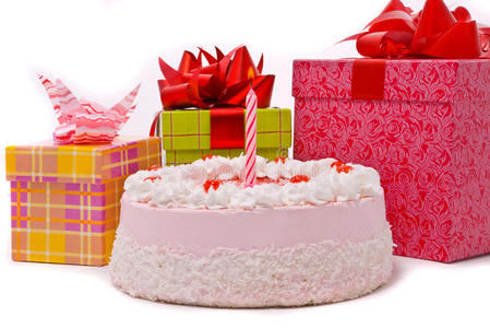 一支蜡烛和礼物的粉红色馅饼