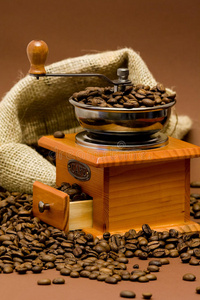 磨粉机和咖啡豆照片